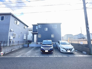 【外観】 | 周辺の街並みと青空に映える美しいブルーを基調とした外観。
静かでホッと落ち着くような住宅地でありながら、商業施設がすぐ利用が出来る便利な立地も魅力の一つです。
一部リフォーム済み！常時ご内見可能です！
