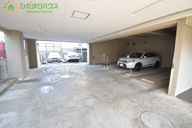 ビューパレー大宮二番館の駐車場