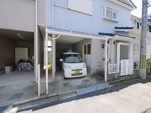 奈良市二名貸家の駐車場