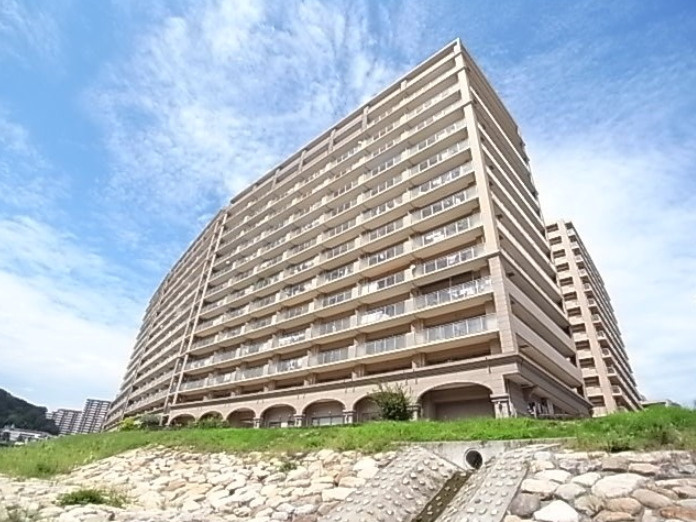 エスリード宝塚の外観