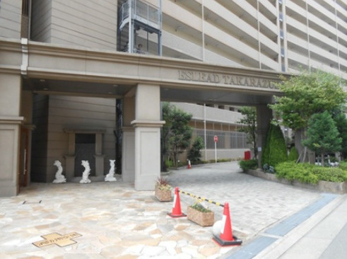 エスリード宝塚のエントランス