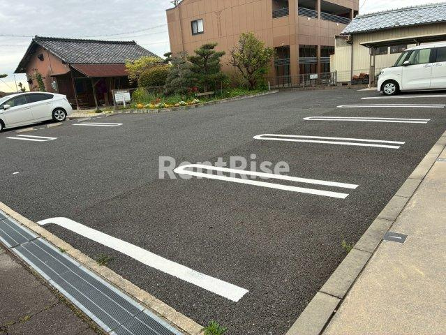 ルミエール増田の駐車場