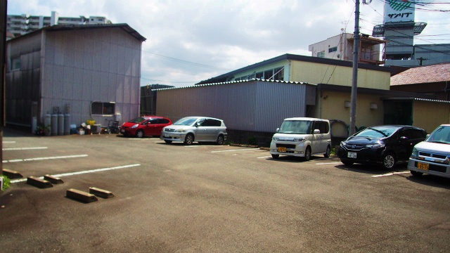 サンアップビル【キャッシュバック対象物件】の駐車場|車をお持ちの方に嬉しい駐車場付きの物件です