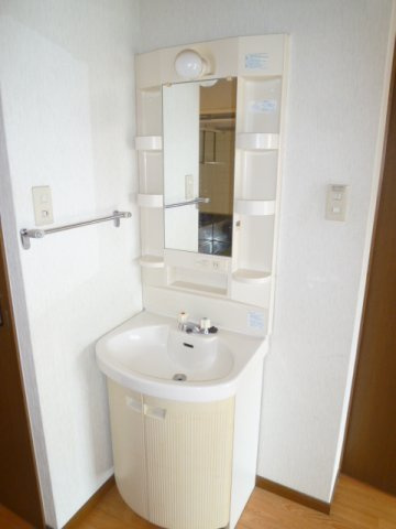 サンアップビル【キャッシュバック対象物件】の独立洗面台|朝の支度にも助かる、独立の洗髪洗面化粧台