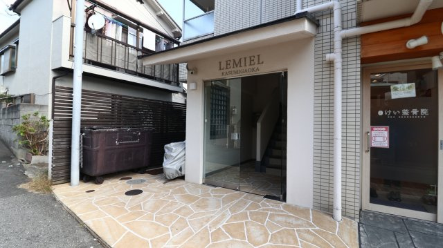 ルミエール霞ヶ丘のエントランス