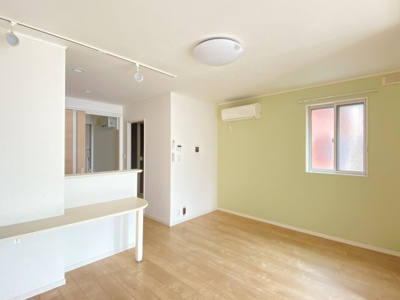 【居間・リビング】 | ＭＯＥ新千葉 | グリーンのアクセントクロスが可愛いLDK
