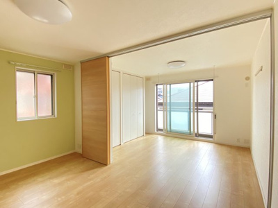 【居間・リビング】 | ＭＯＥ新千葉 | 木目調のフローリングやスライドドアが落ち着きます