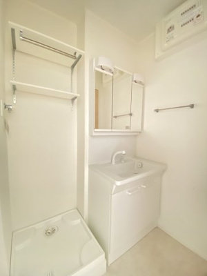 【洗面所】 | ＭＯＥ新千葉 | 白を基調とした清潔感のある洗面・脱衣所です♪