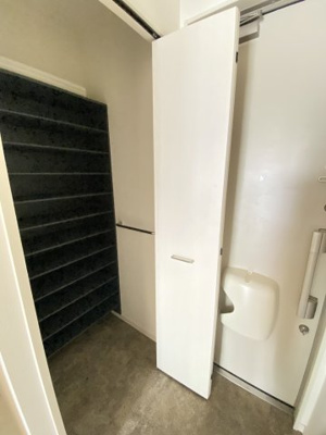 【玄関】 | ＭＯＥ新千葉 | 玄関スペースに大きなシューズクロークがあります♪