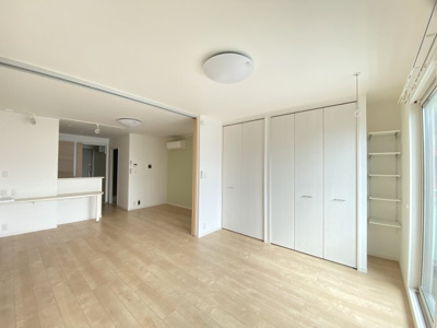 【居間・リビング】 | ＭＯＥ新千葉 | リビングと洋室の間仕切りを開けるとひろびろ空間が生まれます♪