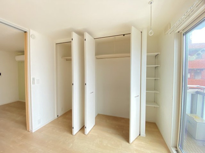 【収納】 | ＭＯＥ新千葉 | ２つに分かれたクローゼット。夏用と冬用で分けられます♪