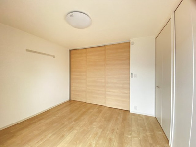 【洋室】 | ＭＯＥ新千葉 | 洋室の壁面にピクチャーレールがあります。洋服を掛けたり絵を飾ったりと楽しめます♪
