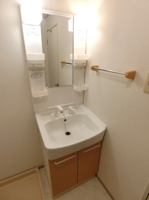 【洗面所】 | コニファー | 洗髪洗面化粧台で忙しい朝にも寝癖の付いた頭にも優しい☆お化粧するときにも大活躍です♪