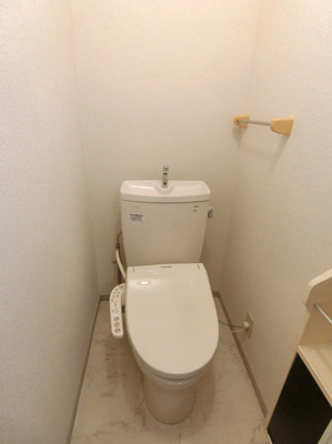 【トイレ】 | コニファー | トイレは温水洗浄便座付き♪人気のバストイレ別です♪小物を置ける便利な棚やタオルハンガーも付いていますトイレが独立していると使いやすいですよね☆