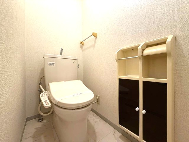 【トイレ】 | コニファー | トイレは温水洗浄便座付き♪人気のバストイレ別です♪小物を置ける便利な棚やタオルハンガーも付いていますトイレが独立していると使いやすいですよね☆