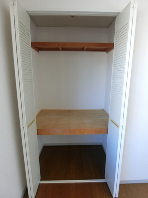 【収納】 | コニファー | 洋室6帖のお部屋にある収納スペースです！高さがある収納スペースでお掃除用品なども収納できて便利！