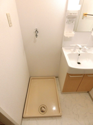 【設備】 | コニファー | 洗面所内、洗髪洗面化粧台横にある室内洗濯機置き場です♪防水パンが付いているので万が一の漏水にも安心です！