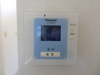 【セキュリティ】 | コニファー | 防犯対策に有効なカメラ付きインターホン！事前に来訪者の確認が出来るので慌てませんね♪一人のお留守番でも安心☆