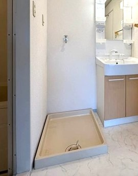 【設備】 | コニファー | 洗面所内、洗髪洗面化粧台横にある室内洗濯機置き場です♪防水パンが付いているので万が一の漏水にも安心です！