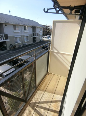 【バルコニー】 | コニファー | バルコニーは南東向きで陽当たり・風通し良好！2部屋から出入りできるのでお洗濯物の出し入れに便利♪