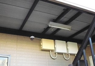 【その他共用部分】 | コニファー | 共用部にある防犯カメラです！夜遅くに帰宅する時も、お出かけ時でも安心ですね♪