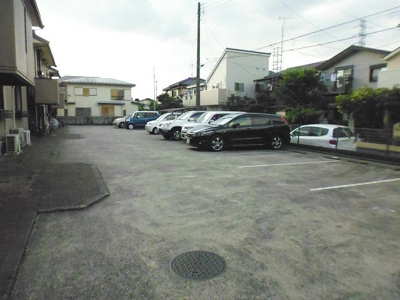【駐車場】 | コニファー | いつでも目の届く敷地内に駐車場があります♪荷物がかさばりがちなお買物にも、敷地内駐車場があると便利ですよね☆
