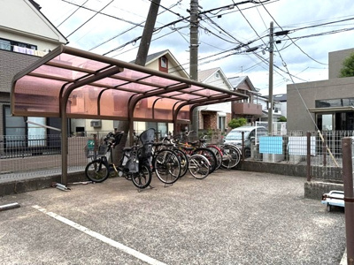 【その他共用部分】 | コニファー | 屋根付きの駐輪場があるので雨が降っても安心です☆自転車はちょっとした移動手段に便利ですよね！