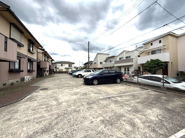 【駐車場】 | コニファー | いつでも目の届く敷地内に駐車場があります♪荷物がかさばりがちなお買物にも、敷地内駐車場があると便利ですよね☆