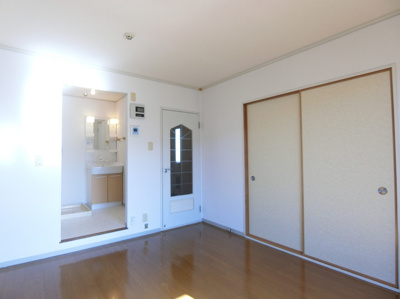 【居間・リビング】 | コニファー | 南東向きダイニングキッチン8帖☆バルコニー側からの眺めです♪椅子とテーブルを囲んで家族団欒の時間を過ごせます♪