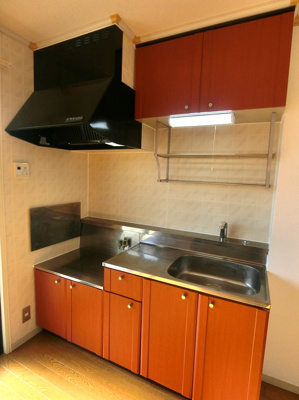 【キッチン】 | コニファー | ガスコンロ設置可能のキッチンです☆場所を取るお鍋やお皿もたっぷり収納できてお料理がはかどります！窓があるので換気もOK♪