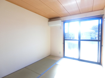 【和室】 | コニファー | 南東向き和室6帖☆バルコニーに繋がる陽当たり・風通しの良いお部屋です！エアコン付きで1年中快適に過ごせますね☆