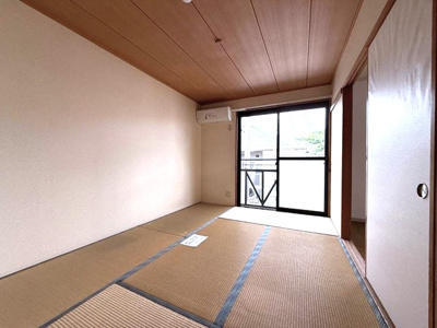 【和室】 | コニファー | 南東向き和室6帖☆バルコニーに繋がる陽当たり・風通しの良いお部屋です！エアコン付きで1年中快適に過ごせますね☆