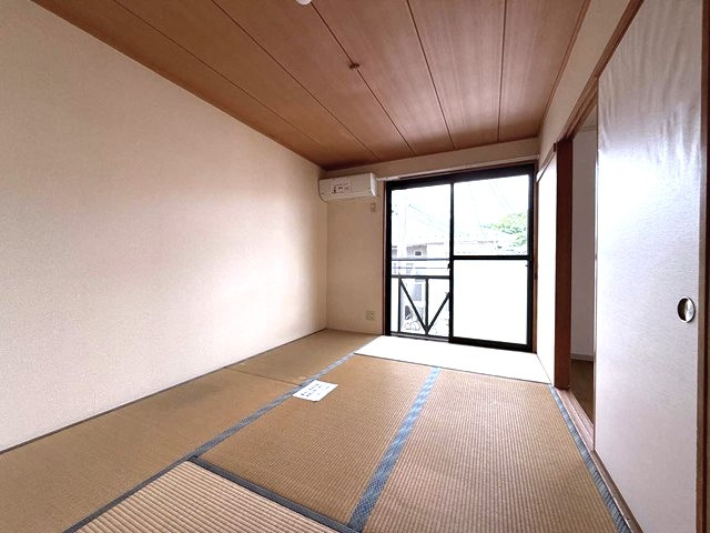 【和室】 | コニファー | 南東向き和室6帖☆バルコニーに繋がる陽当たり・風通しの良いお部屋です！エアコン付きで1年中快適に過ごせますね☆