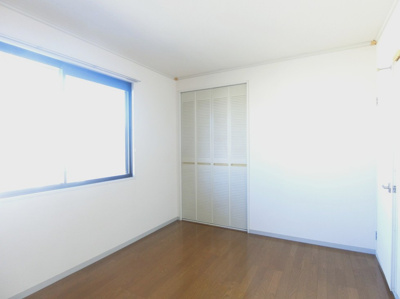 【洋室】 | コニファー | 洋室6帖☆玄関側にあるお部屋です♪子供部屋や書斎など多用途に使えそうなお部屋です♪収納スペース完備で、荷物をたっぷり収納できてお部屋がすっきり片付きます☆