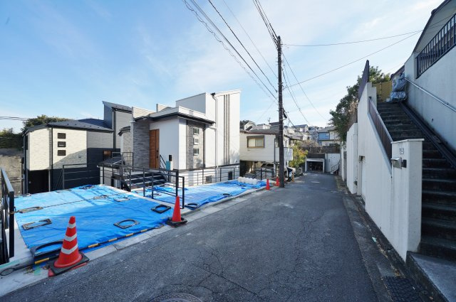 【横浜市栄区亀井町13-15新築戸建てＢ号棟】★仲介手数料無料★（上郷小学校・上郷中学校）の前面道路含む現地写真