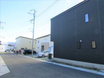 【前面道路含む現地写真】 | 新築戸建　甲府市大里町 | 前面道路含む現地写真です