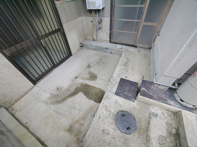 阿片貸家のその他|玄関前も広々しています