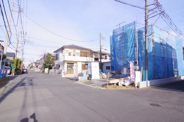 越谷市宮本町新築戸建て　三方向角地で開放感のある立地の前面道路含む現地写真