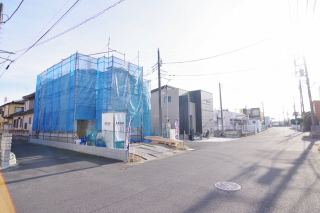 越谷市宮本町新築戸建て　三方向角地で開放感のある立地の前面道路含む現地写真