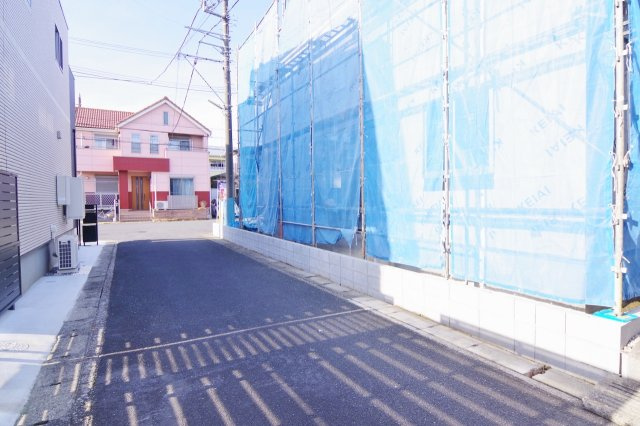 越谷市宮本町新築戸建て　三方向角地で開放感のある立地の前面道路含む現地写真