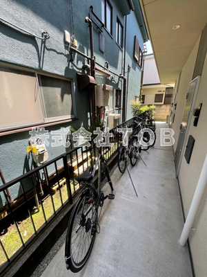 【ロビー】 | チトカラアパートメント | 自転車置き場