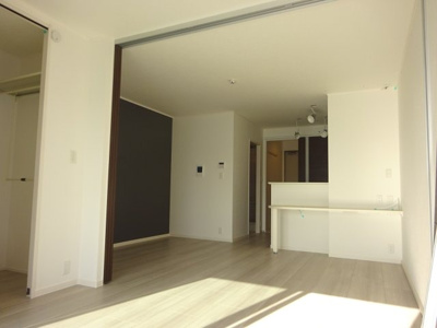 【居間・リビング】 | ＭＯＥ新千葉 | カウンタータイプのシステムキッチン。お部屋と一体感が生まれます。