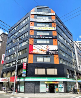 【外観】 | 駅前の交差点角地に佇む好立地。外壁改修工事も完了済み、夜間はLEDサインがひと際目を引くシンボリックオフィスです。