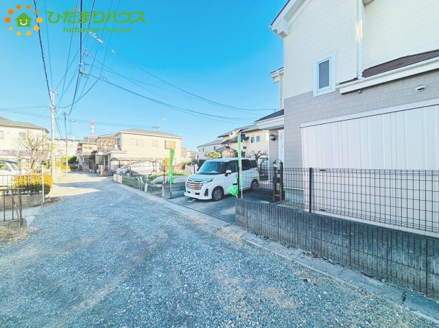 上尾市上　中古一戸建ての前面道路含む現地写真|間口が広いのでお車の出入りも安心です☆彡
