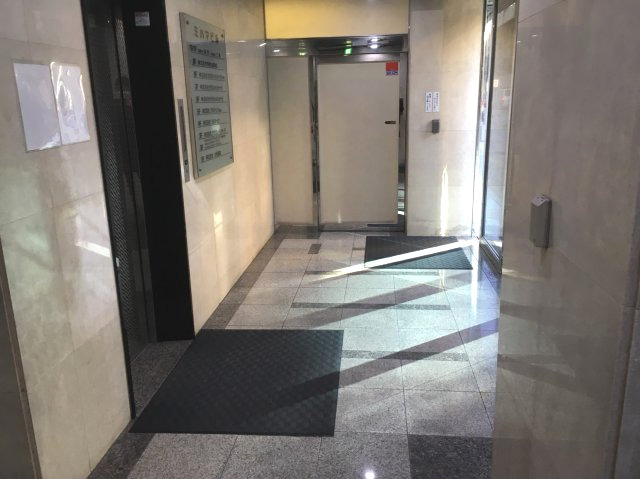 台東区台東３丁目の店舗事務所のエントランス