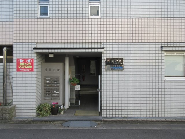 西岡ビルのエントランス