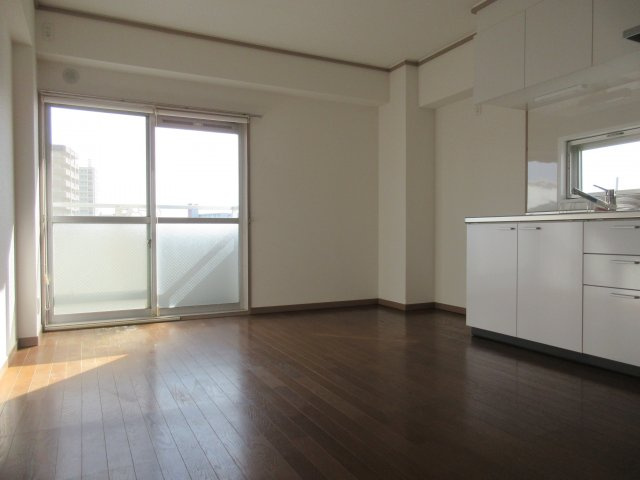 西岡ビルの居間・リビング