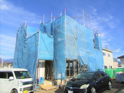 【外観】 | ブルーミングガーデン甲斐市龍地 | 新築戸建：甲斐市龍地・全2棟【2号棟】
土地面積：64.28坪　建物面積：31.55坪
建築中の外観です