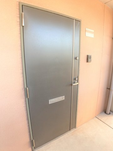 第１０タツミビル西館の玄関