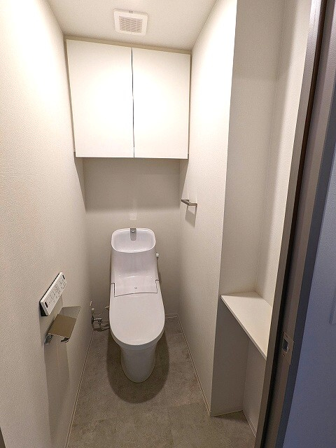 ミリアレジデンス浅草橋Ⅱのトイレ|温水洗浄便座です、スマホホルダー付きです